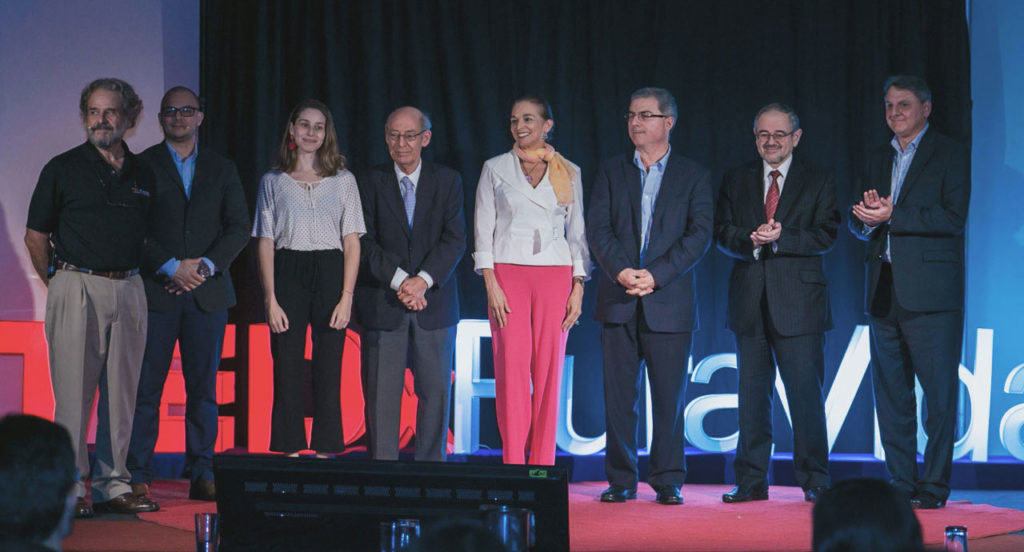 Expositores de TEDxPuraVidaSalón con el Dr. Roberto Sasso